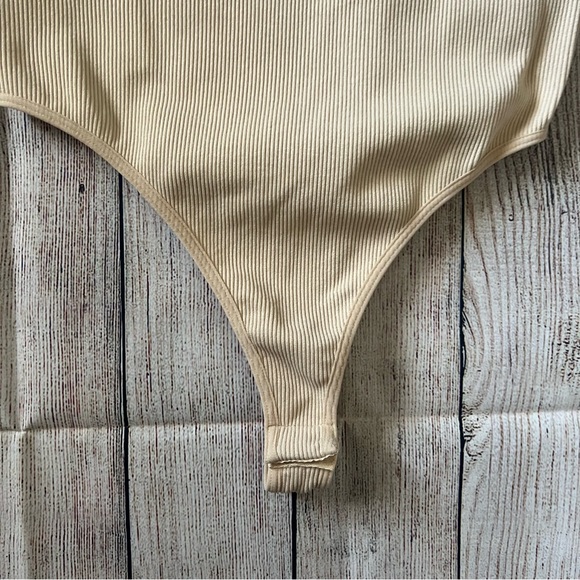 ▪️Fitted Ribbed Bodysuit▪️ - Picture 3 of 5